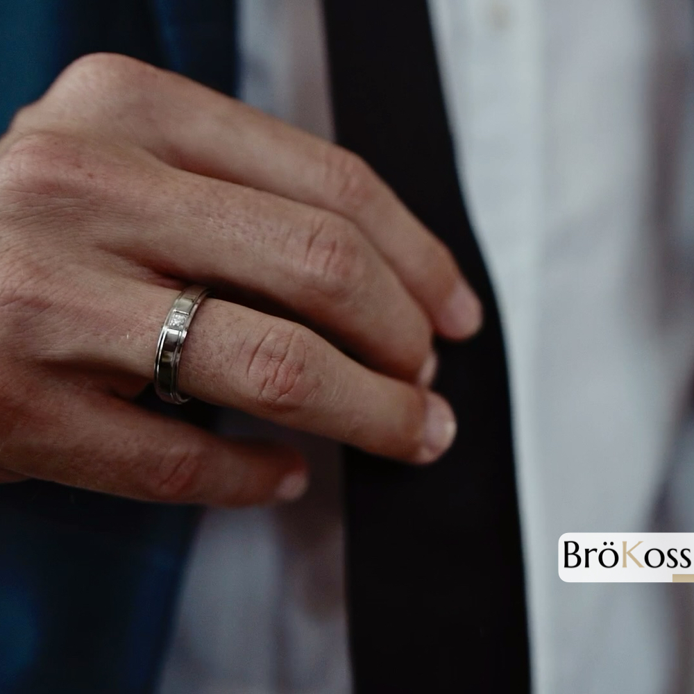 Anillo hombre de zirconio gris con diamante talla brillante 0.06 ct