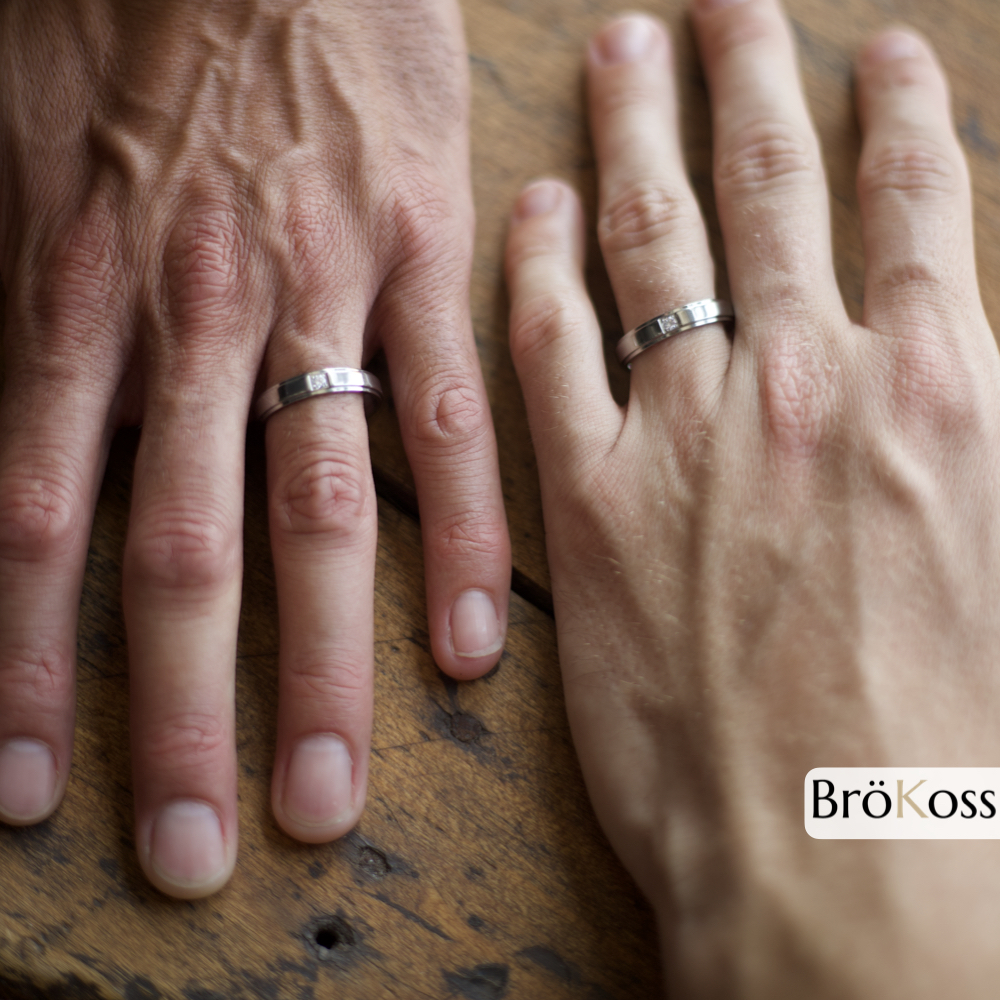 Alianza de hombre con diamantes blancos talla brillante