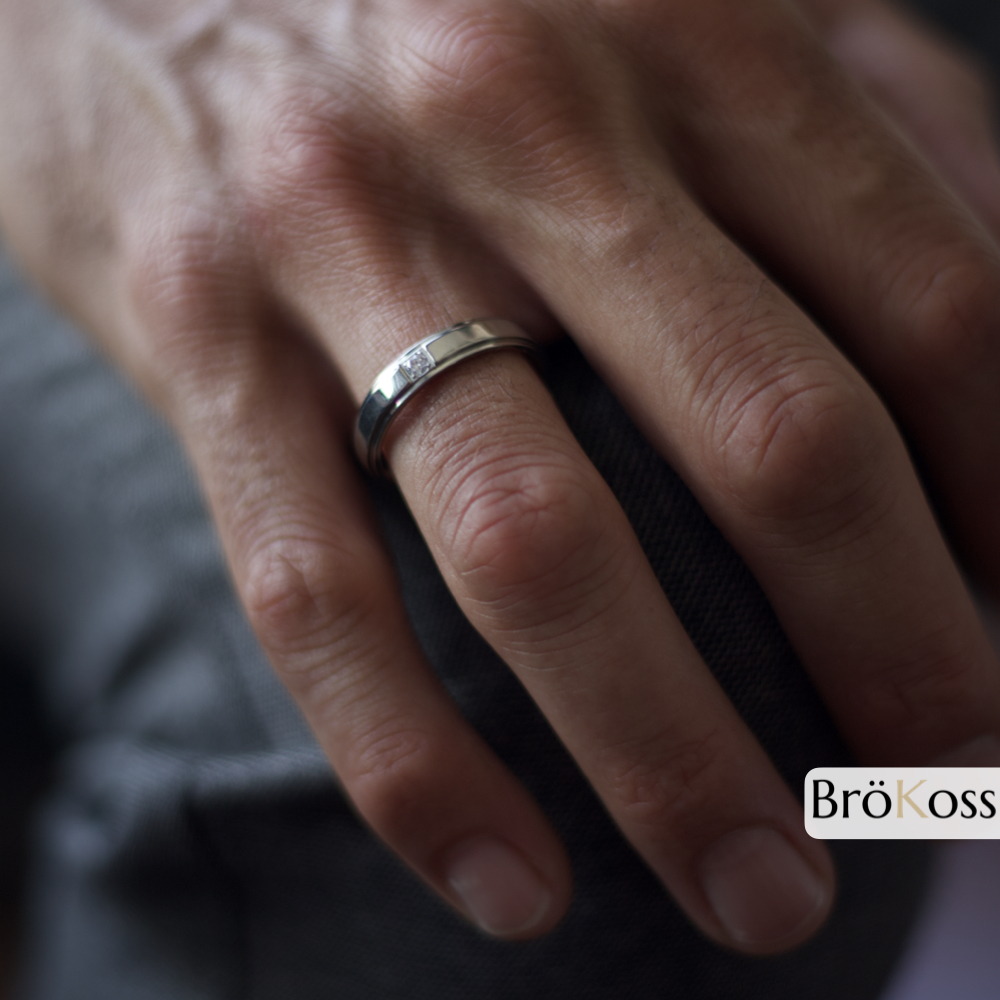 Anillo de diamante para hombre en titanio de zirconio