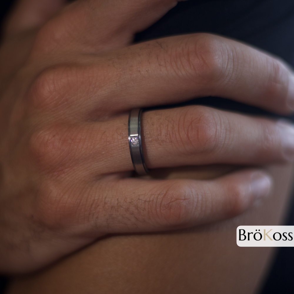 Anillo titanio de zirconio con diamante blanco