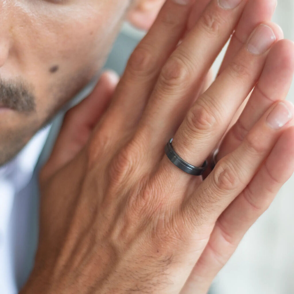anillo negro para hombre brokoss joyeria