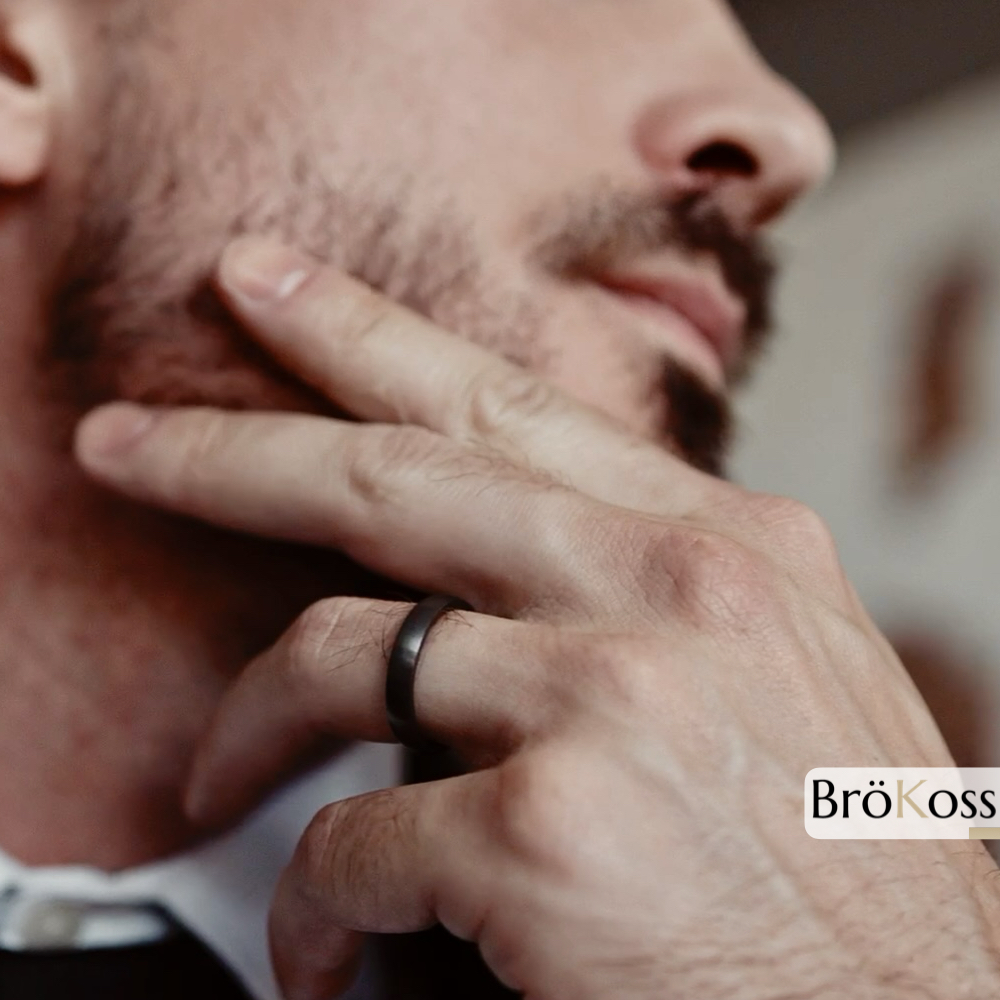 Anillo negro mate hombre lucido en mano masculina, zirconio de diseño moderno