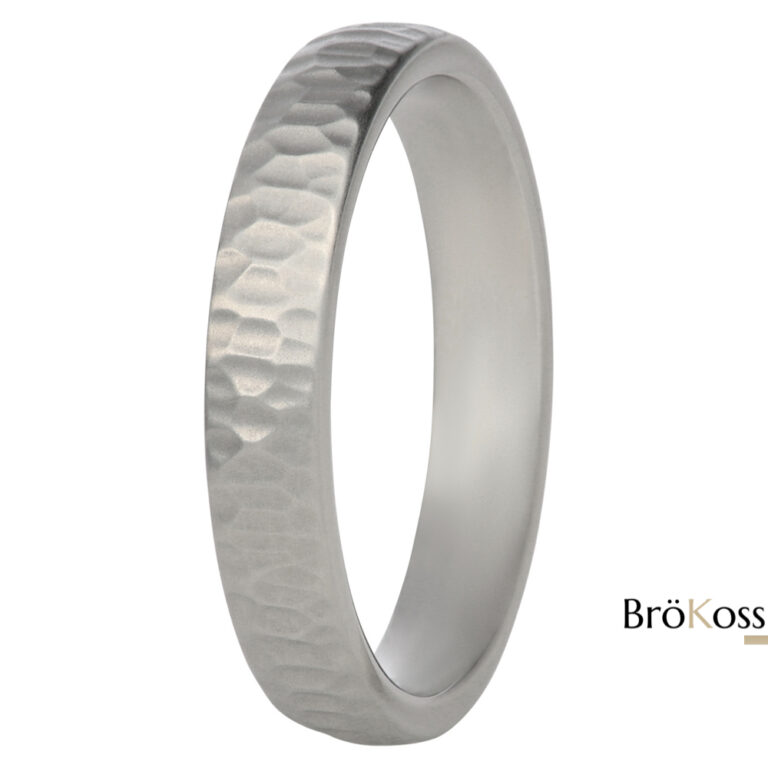 anillo moderno para hombre de zirconio gris facetado visto de frente, joya masculina elegante y contemporánea