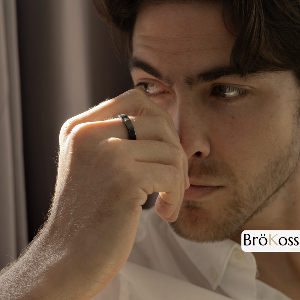 Anillo de compromiso para hombre gay negro con diamante en modelo masculino elegante