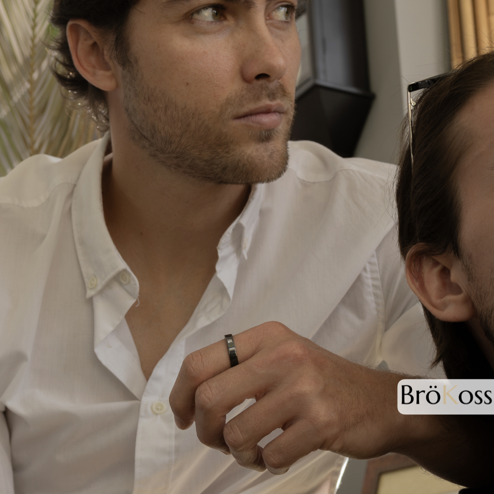 Anillo de compromiso hombre gay negro con diamante en modelos masculinos elegantes, uno parcialmente visible