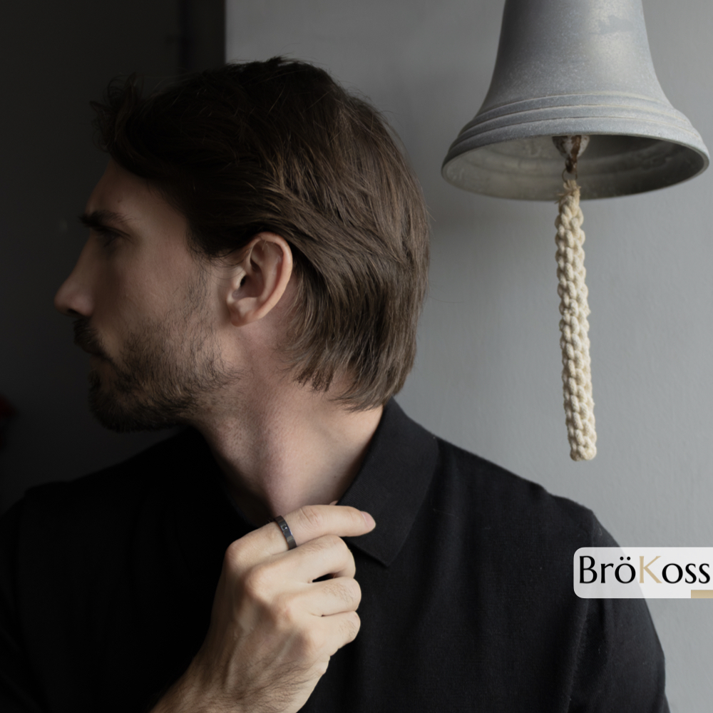 Anillo de hombre con diamante negro sobre mano de modelo masculino elegante