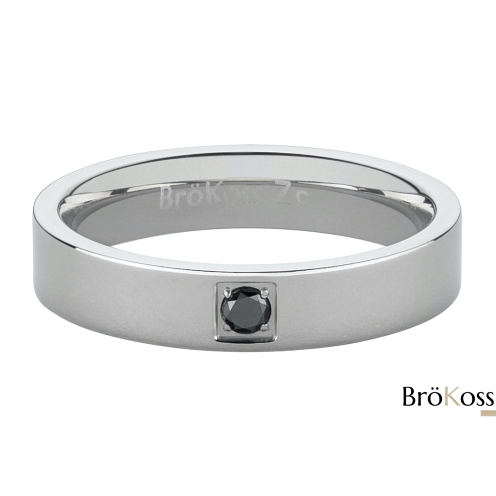 Vista lateral de anillo con piedra hombre en zirconio gris con diamante negro redondo sobre fondo blanco