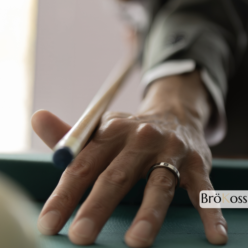 Anillo con piedra negra, primer plano de la mano jugando al billar, zirconio gris con diamante negro, estilo elegante y moderno