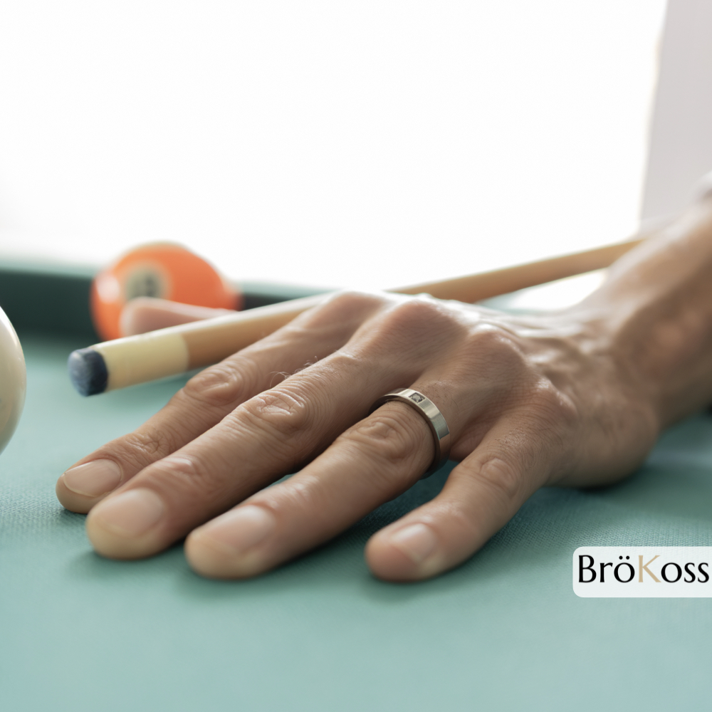 Anelli di fidanzamento diamante nero, anello con pietra nera, mano che gioca a biliardo mostrando zirconio grigio con diamante nero, design sofisticato e contemporaneo.