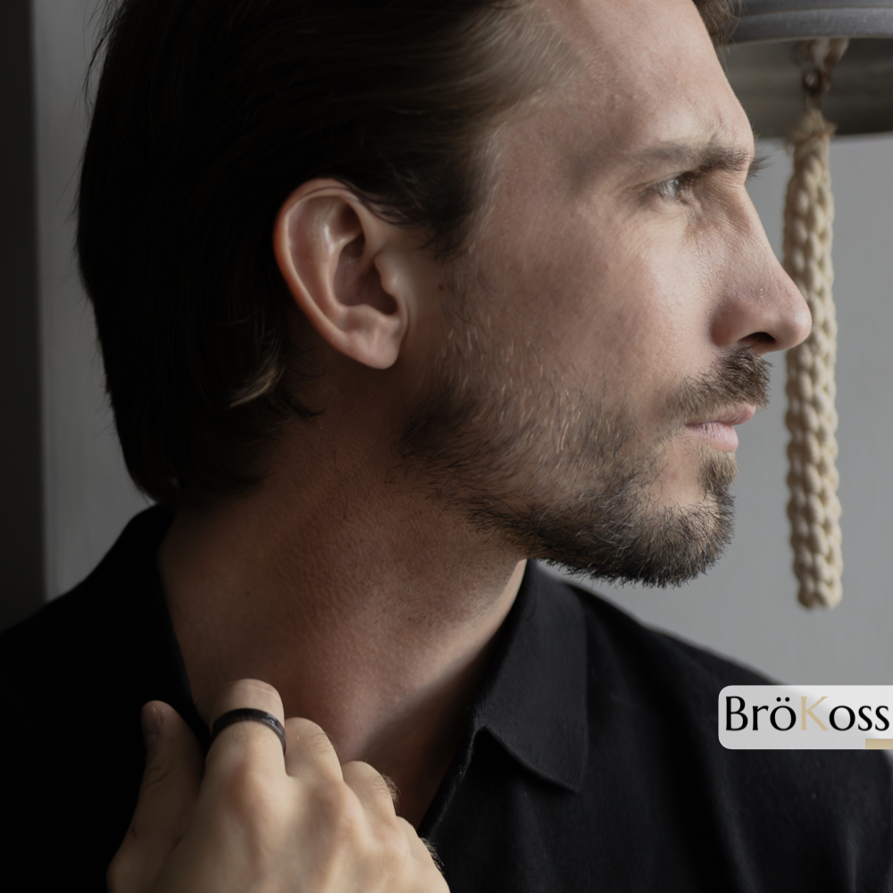 Anillo con piedra negra hombre en diamante negro mostrado en mano masculina elegante