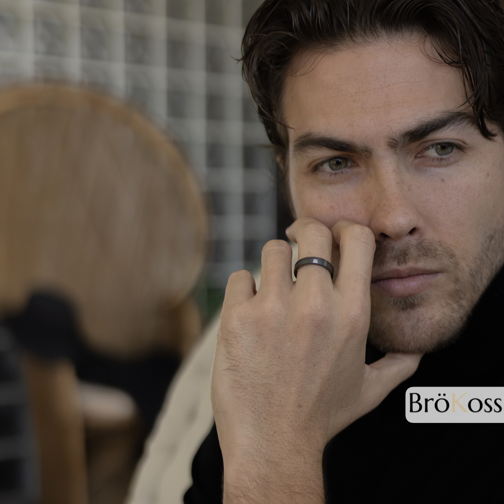 Hombre luciendo anillo negro elegante
