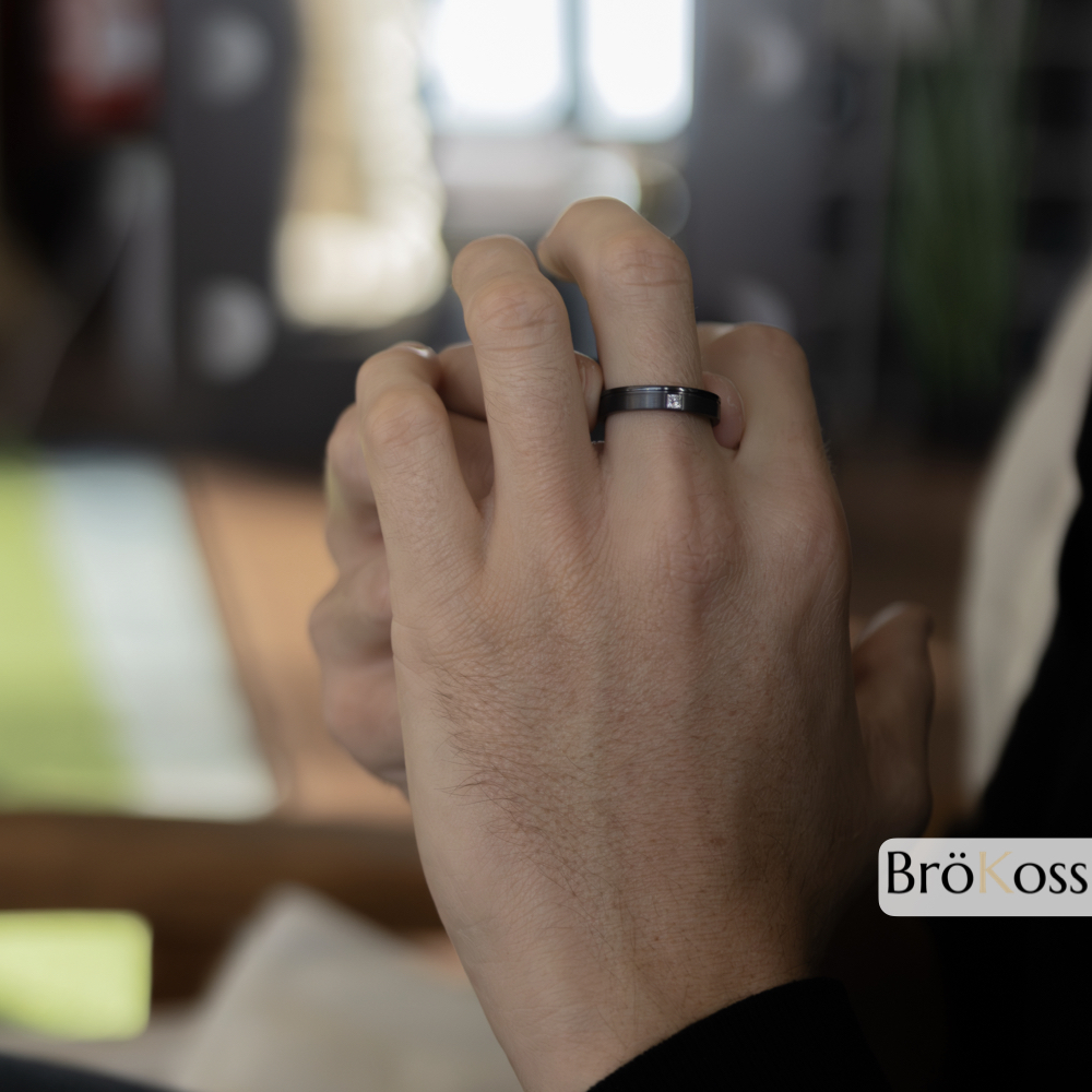 Anillo negro con diamante blanco cuadrado