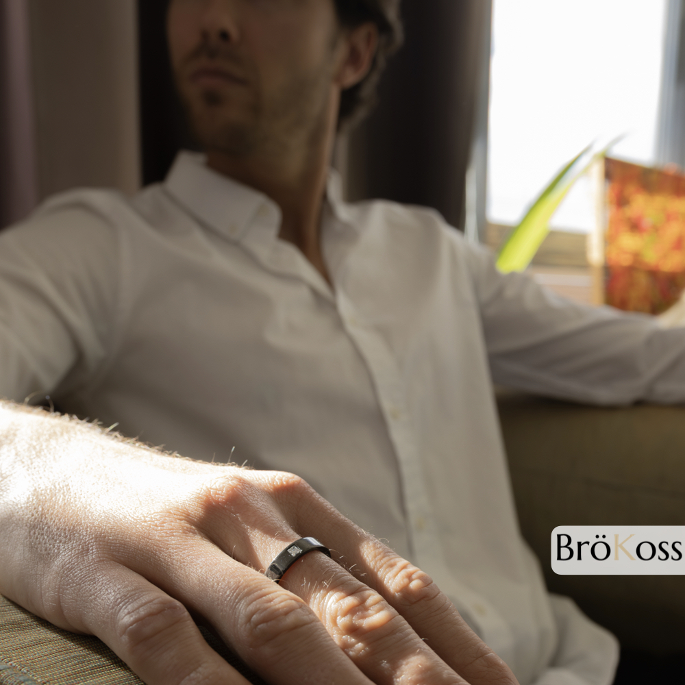 Anillo negro con diamante de compromiso para hombre gay en mano de modelo masculino