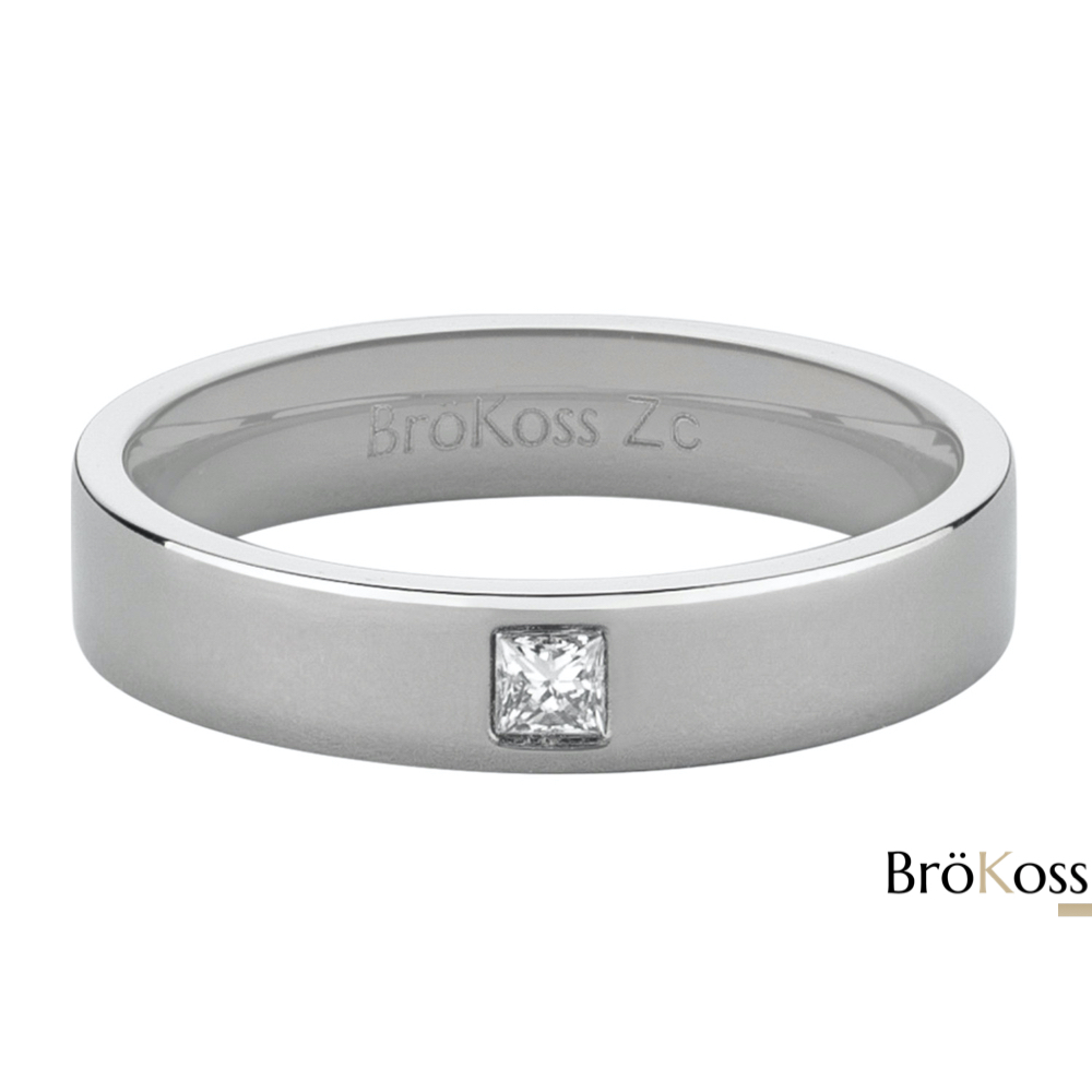 Anillo de compromiso masculino visto acostado mostrando su diseño de zirconio y diamante