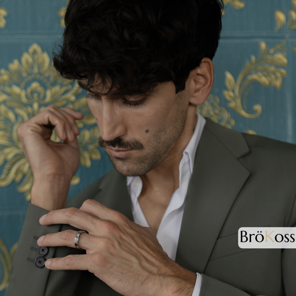 Anillo de compromiso masculino, modelo mostrando anillo con diamante de zirconio gris, diseño sofisticado y de lujo