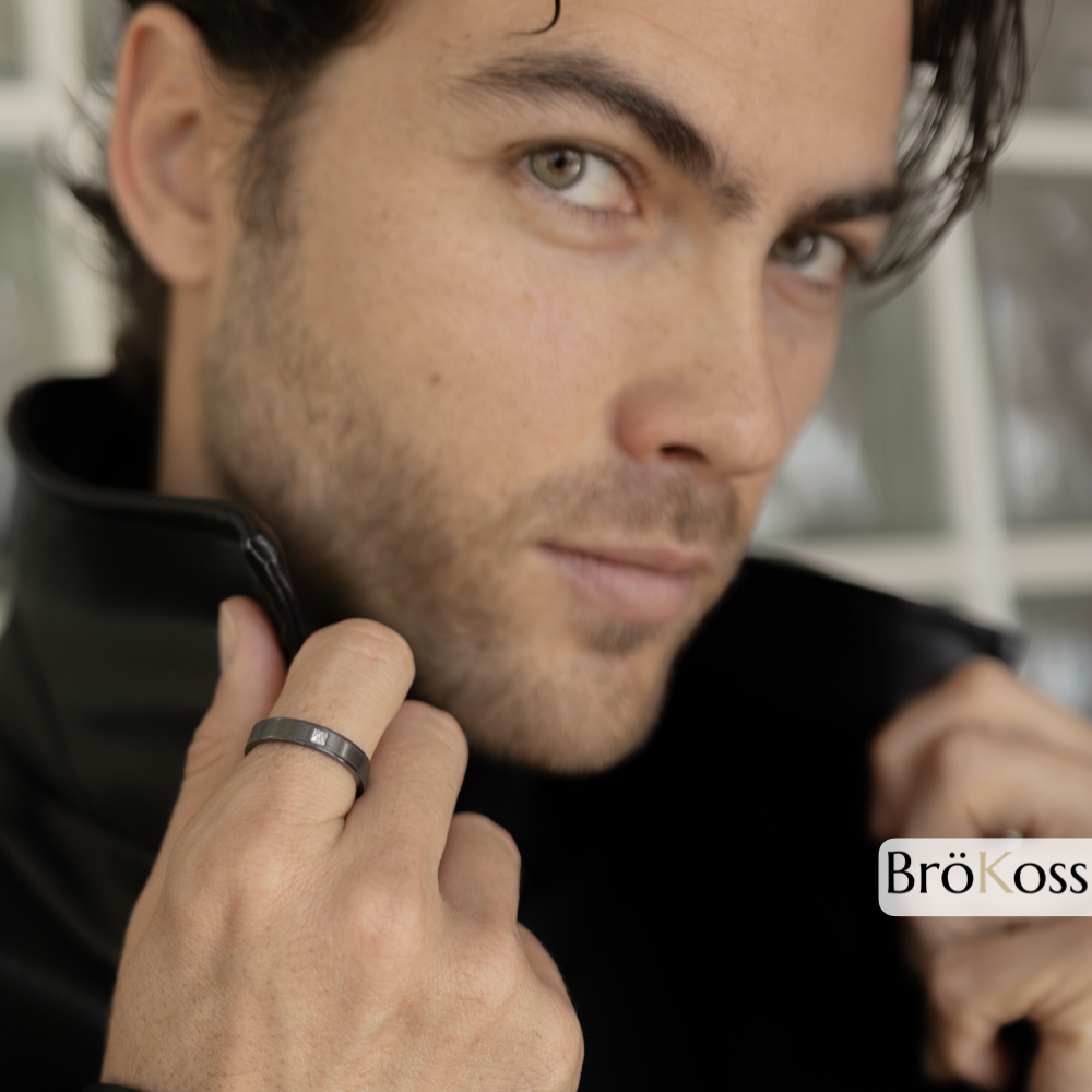 Anillo de compromiso para hombre en mano de modelo elegante, símbolo de amor y compromiso