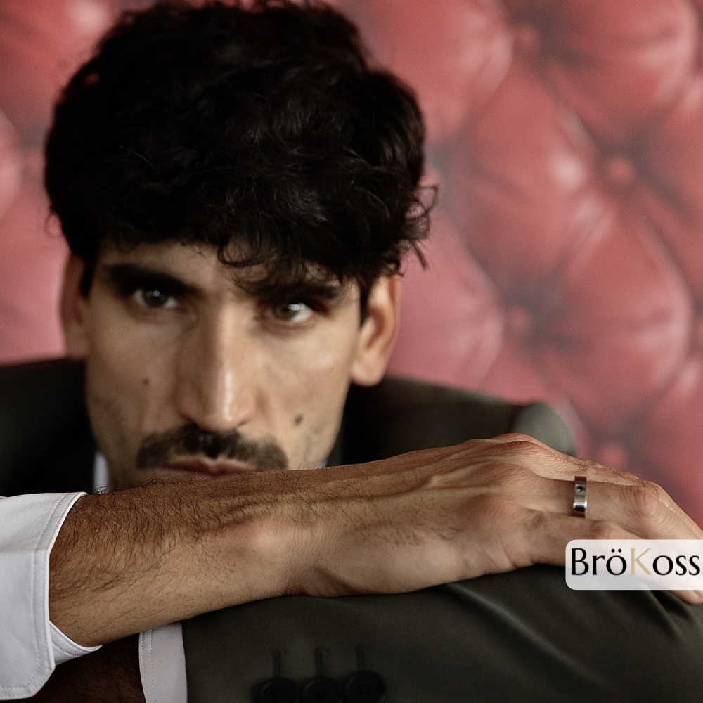 Anillo de diamante negro para hombre en primer plano, modelo elegante sentado