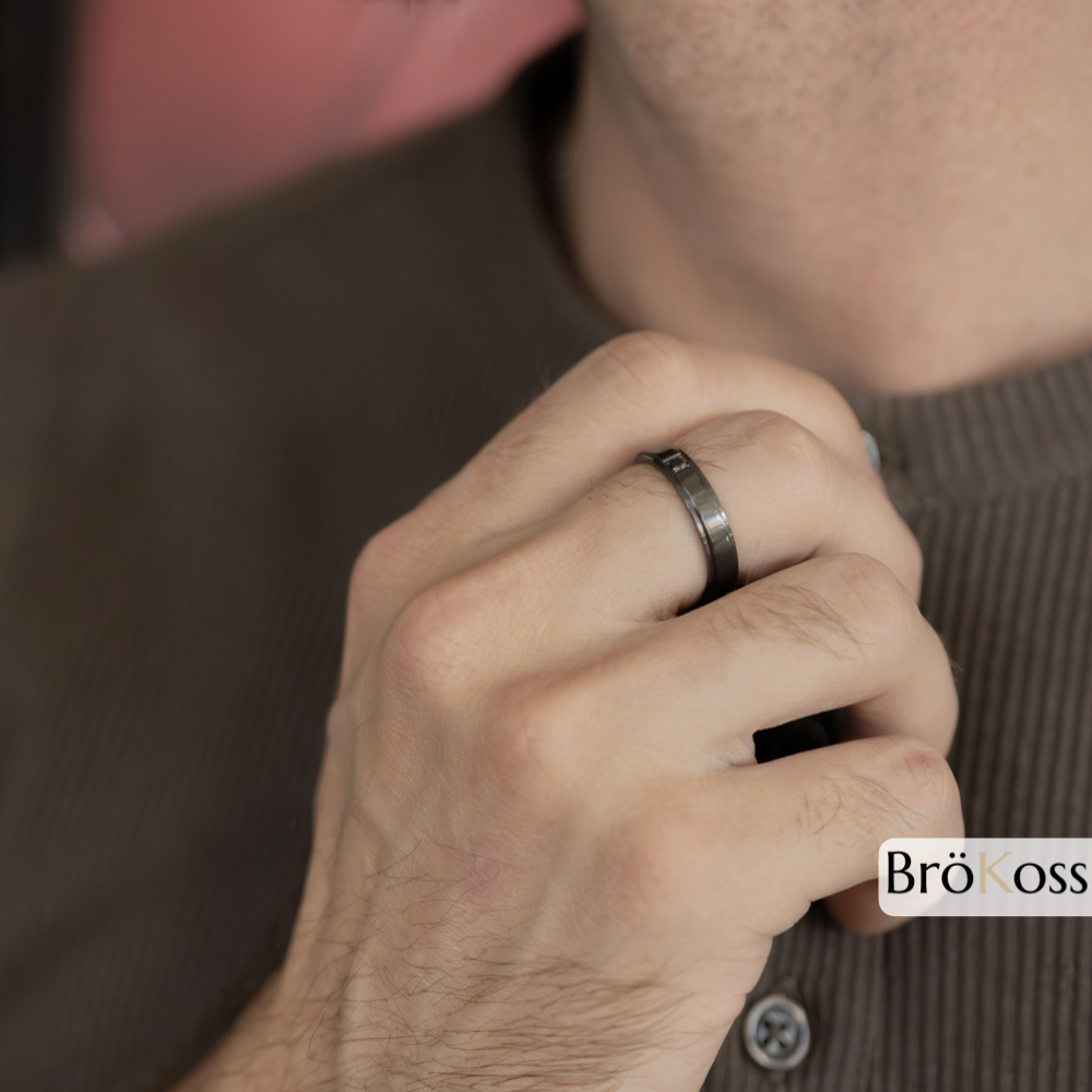 Anillo masculino piedra negra con diamante negro visto de perfil