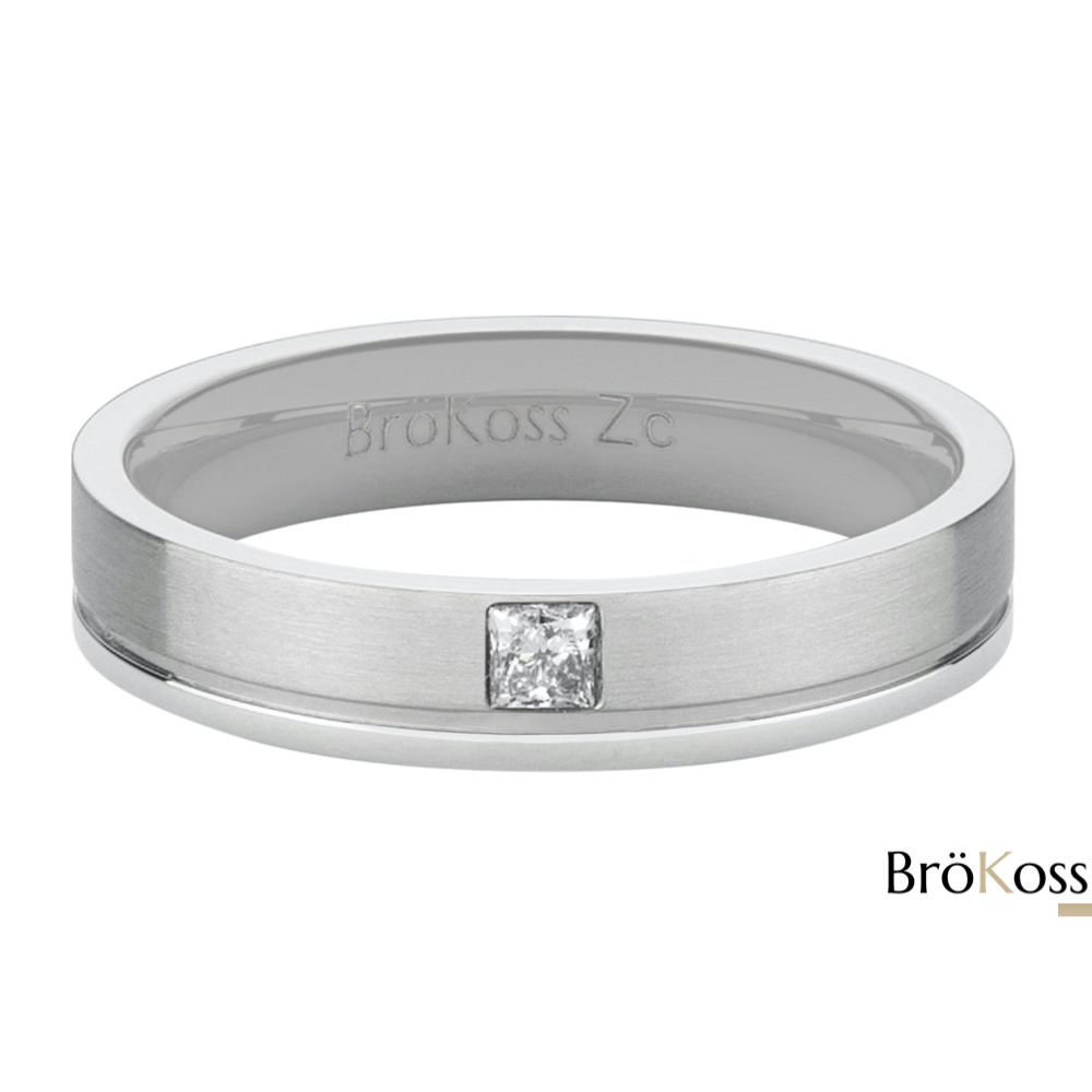 Anillo para pedirle matrimonio a un hombre acostado, mostrando zirconio gris y diamante cuadrado blanco