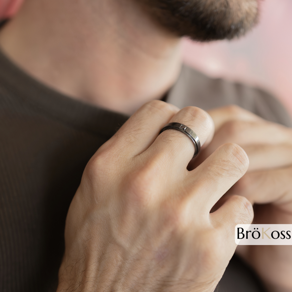 Detalle de anillo de hombre con piedra negra y diamante negro