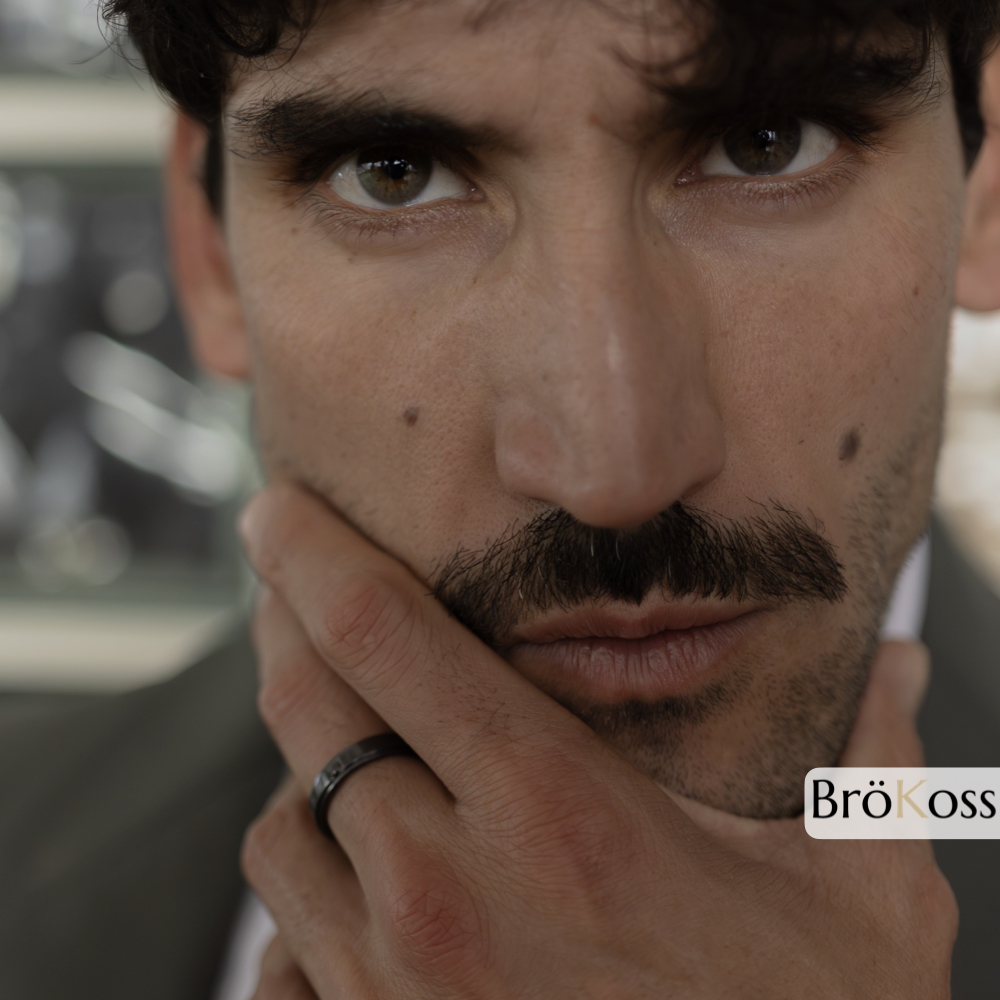 Anillo hombre piedra negra y diamante negro en modelo masculino