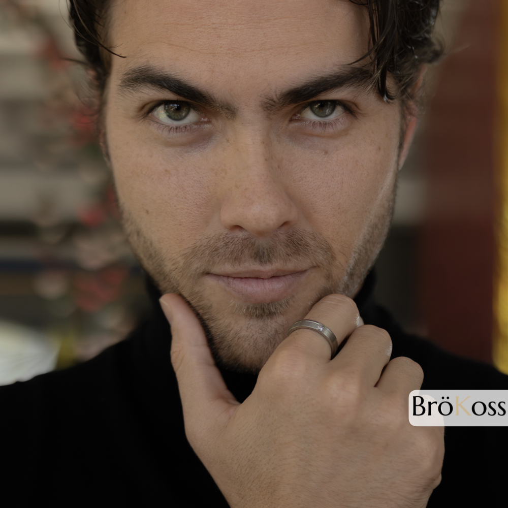 Anillo para pedirle matrimonio a un hombre, modelo posando de frente con anillo de zirconio gris y diamante, estilo moderno y sofisticado