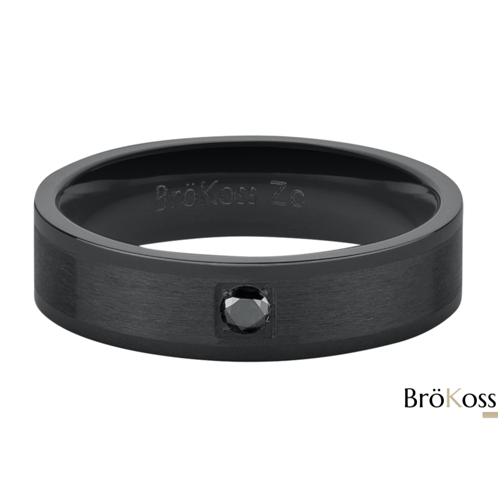 Anillo zirconio negro con diamante negro redondo para hombre, colocado horizontalmente sobre fondo blanco, joyería masculina de lujo