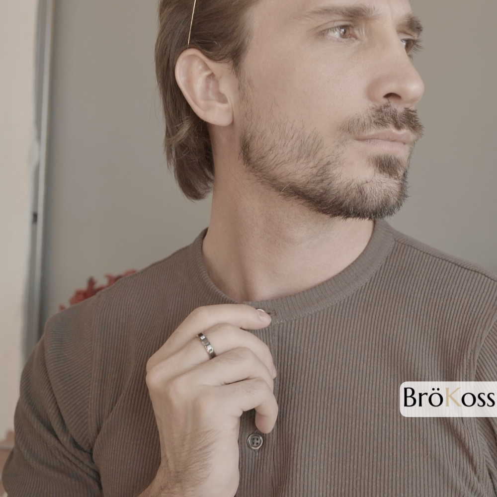 Anillos de compromiso de hombre moderno y original, hombre posando con anillo de diseño contemporáneo y estilo elegante