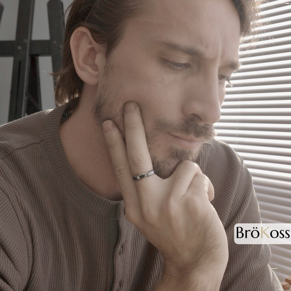 Anillos de compromiso de hombre moderno y original, hombre pensativo luciendo anillo de compromiso con diseño exclusivo