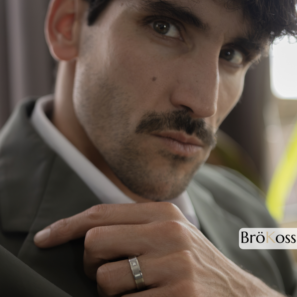 "Detalle del anillo de promesa para hombre, ideal para compromisos