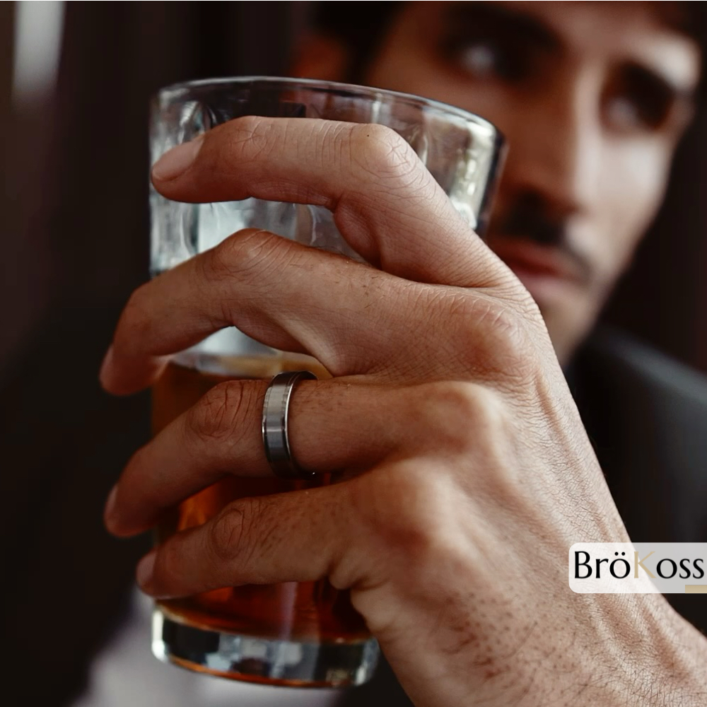 Anillo de compromiso hombre en zirconio gris plateado en mano de modelo elegante, estilo oro blanco