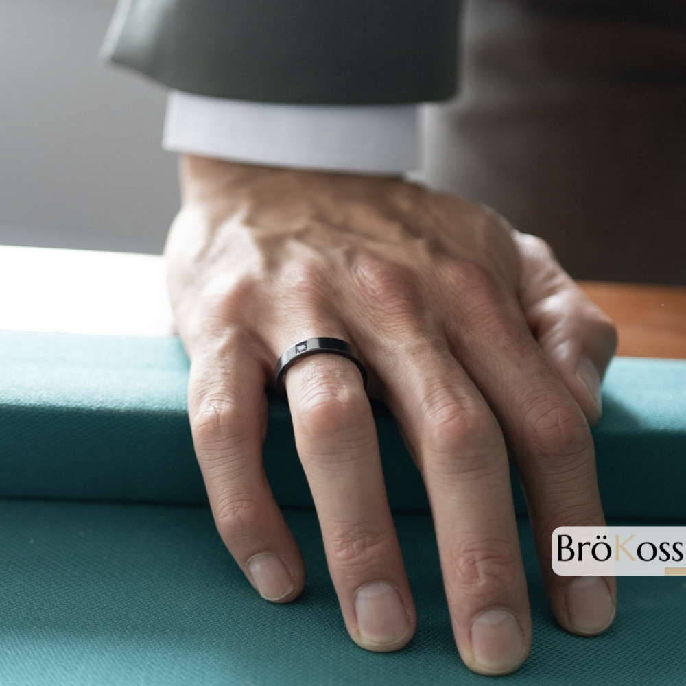 Anillo negro hombre de zirconio con diamante negro