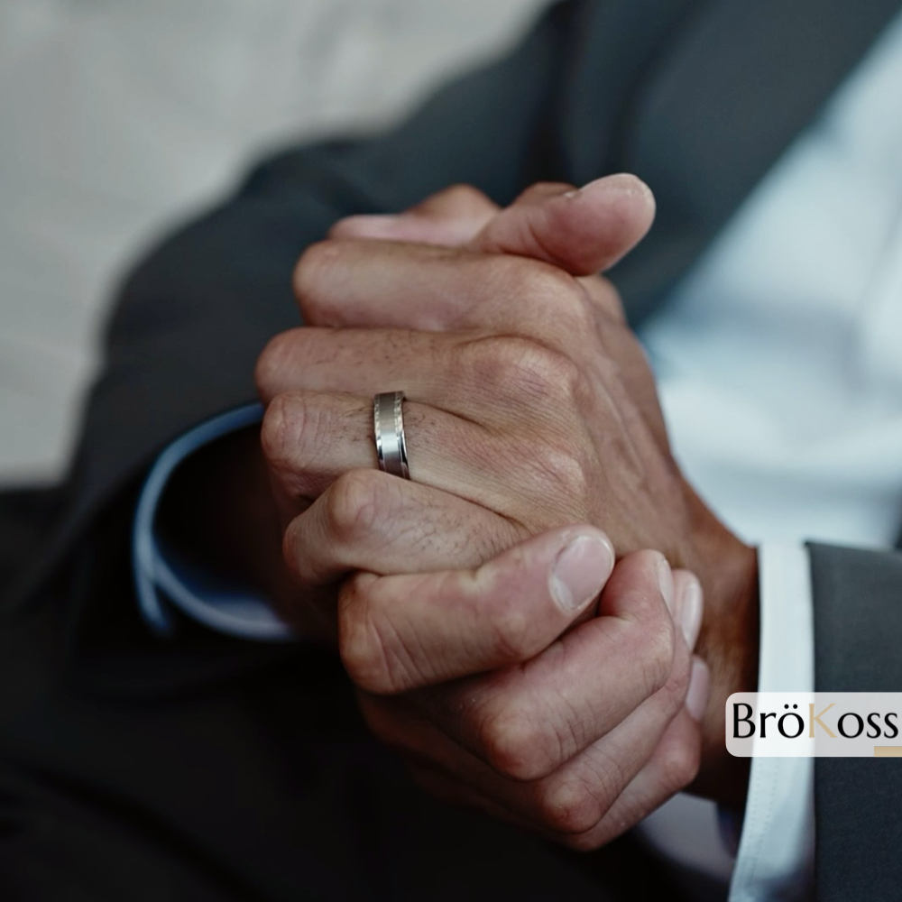 Anillo de compromiso hombre estilo oro blanco en zirconio gris plateado en mano de modelo elegante