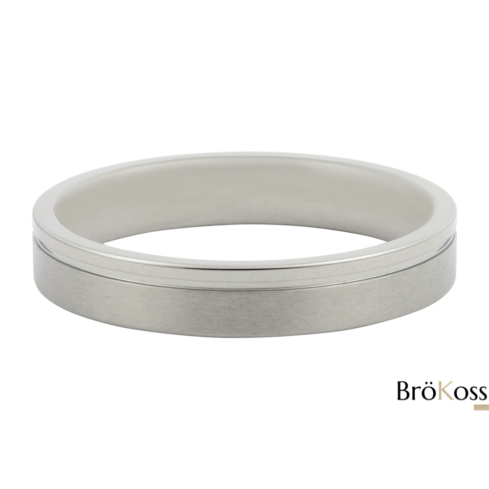 Anillo de pedida hombre en zirconio gris acostado sobre fondo blanco