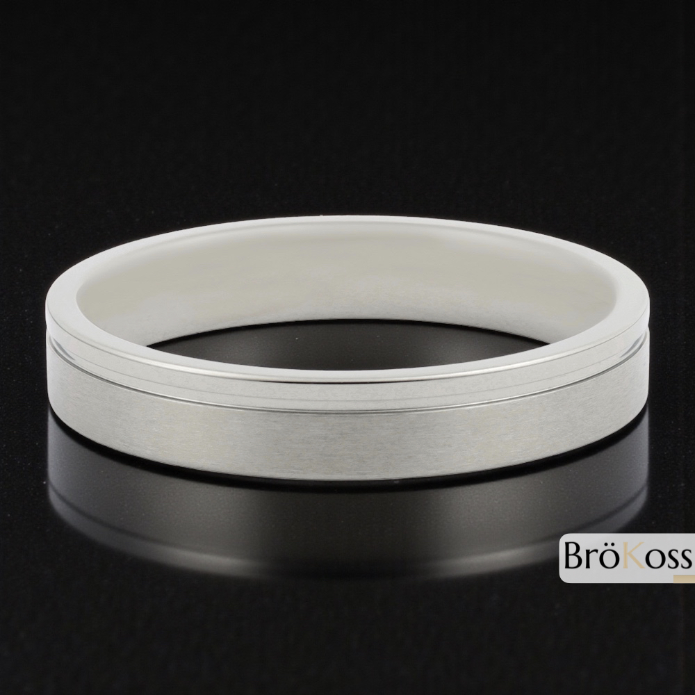 Anillo de pedida hombre en zirconio gris acostado sobre fondo negro elegante