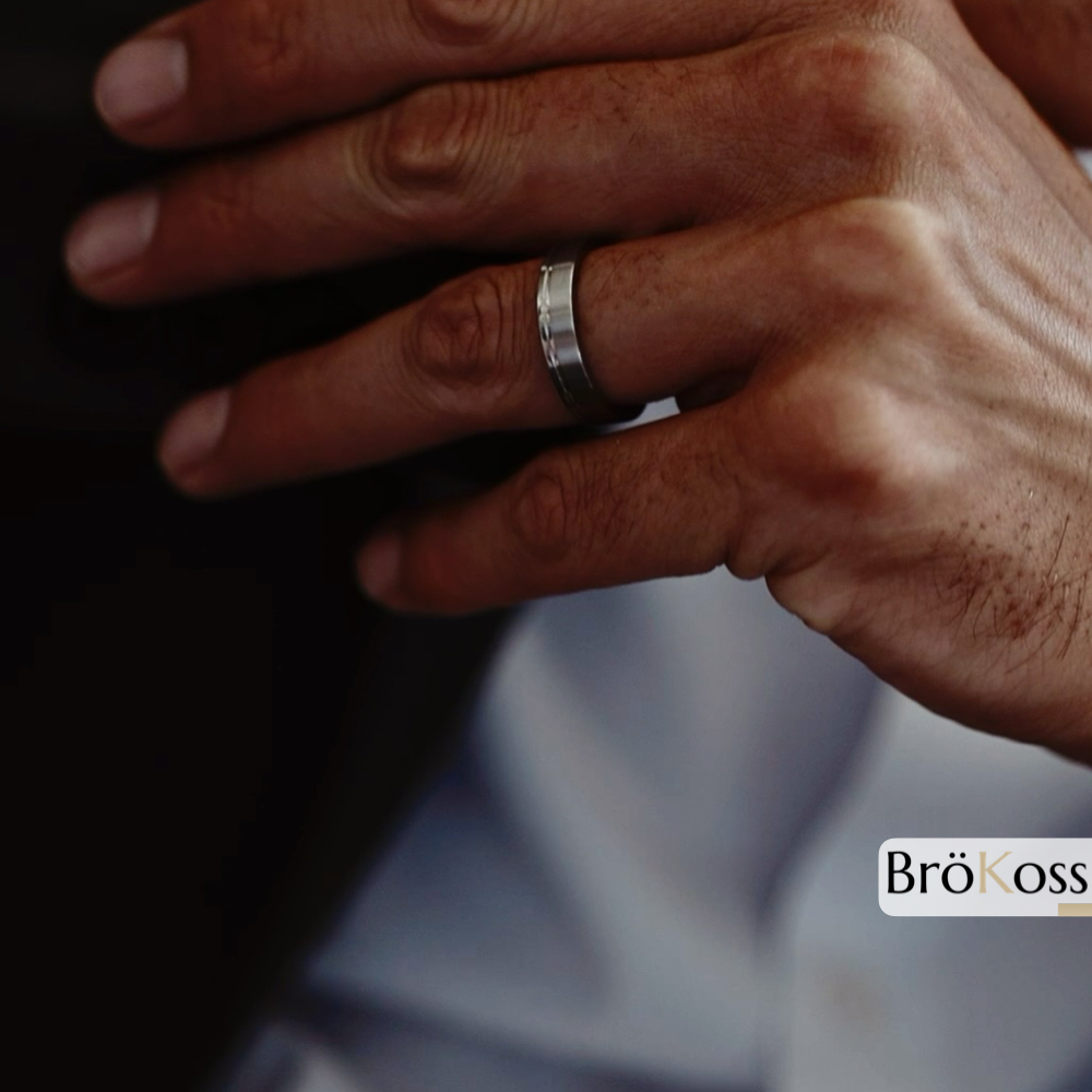 Anillo de pedida hombre sin diamantes en zirconio gris en mano masculina