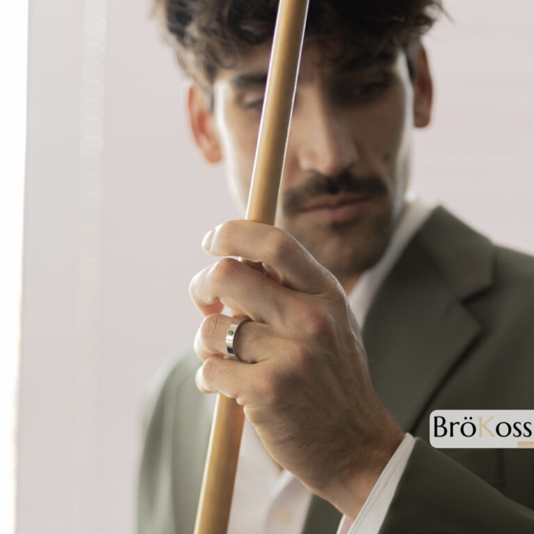 Modelo masculino luciendo anillo de diseño en dedo anular con gran significado