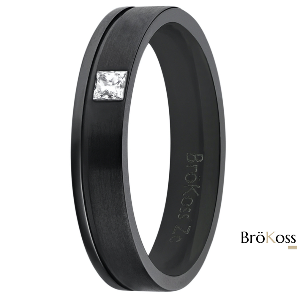 Anillo de boda original masculino en zirconio negro con diamante sobre fondo blanco