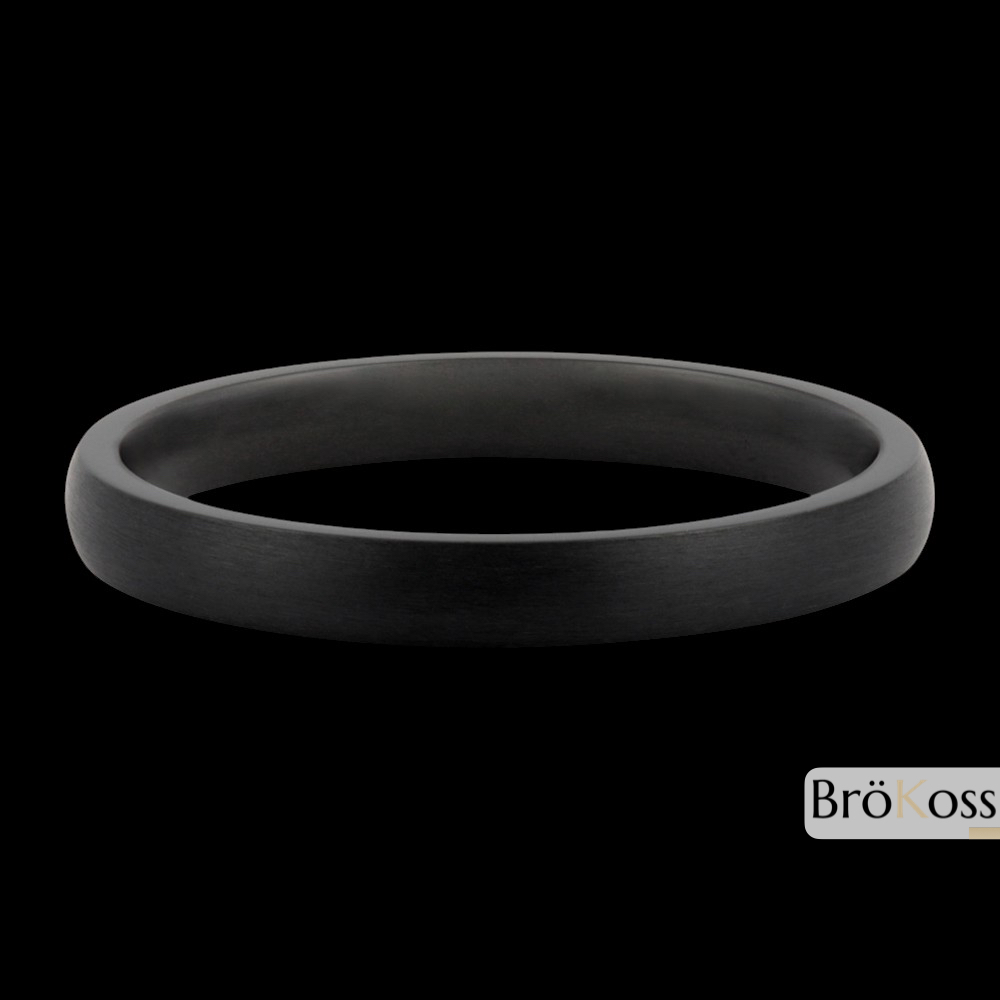 Anillo de boda original femenino en zirconio negro de media caña sobre fondo negro