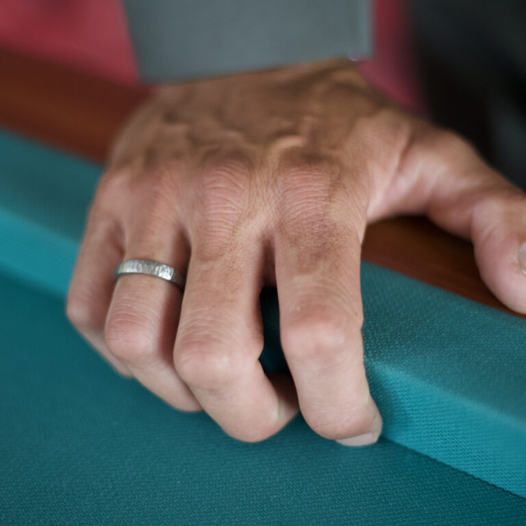 Hombre con anillo de zirconio gris BröKoss