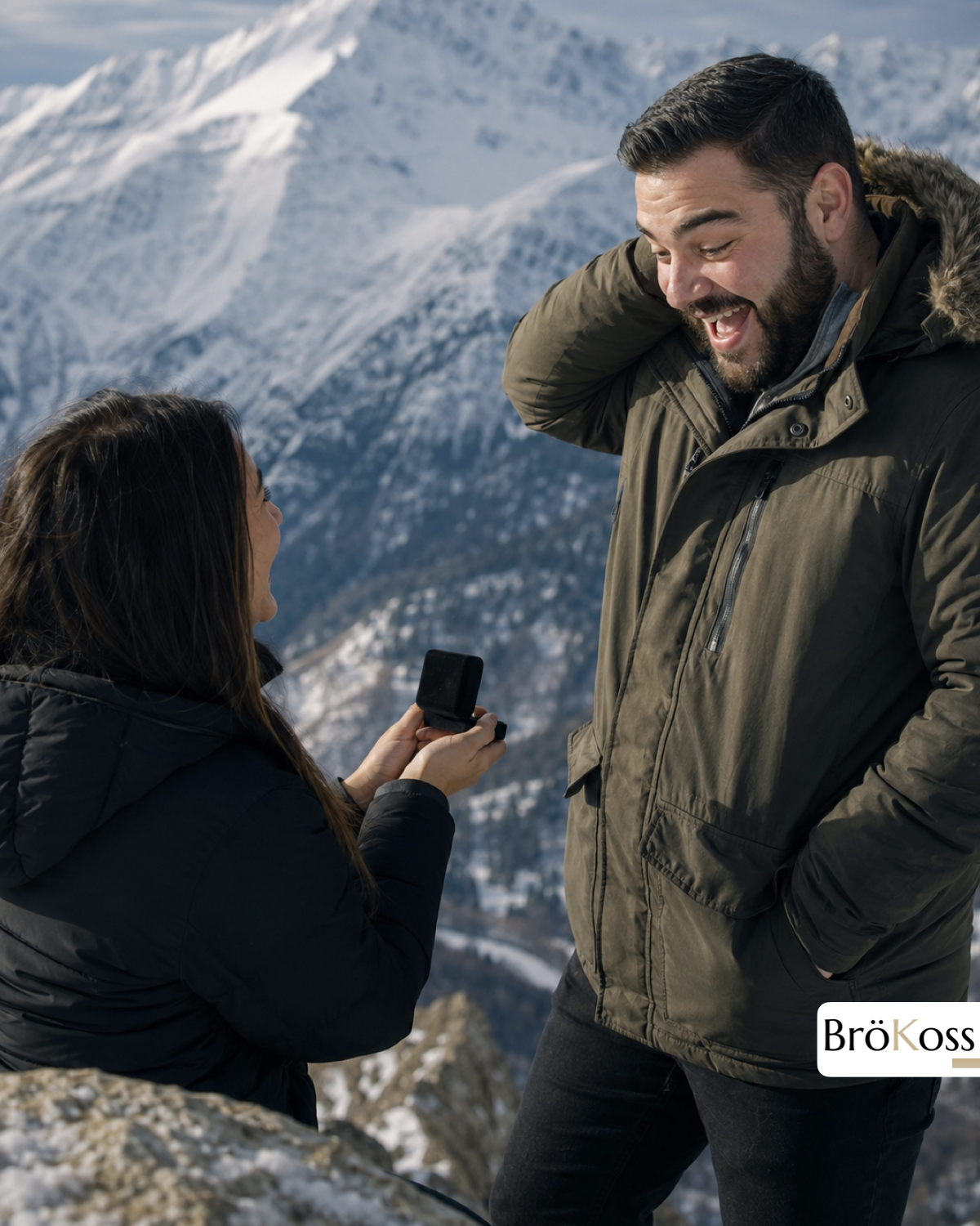 Mujer sorprende a un hombre con un anillo de compromiso durante una escapada a la montaña nevada